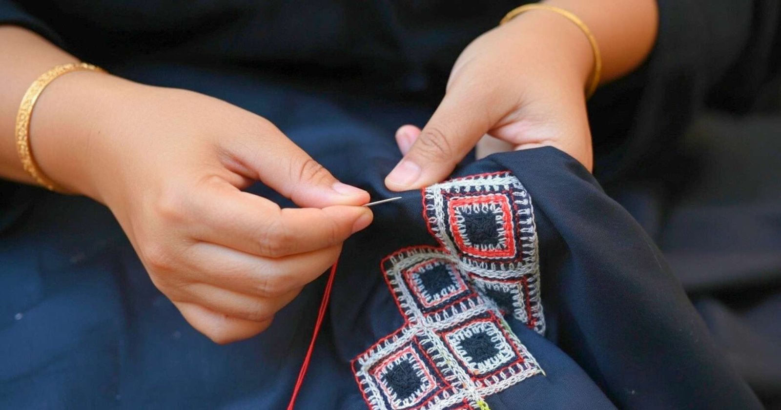 زوار يستكشفون الحرف التقليدية في سوق ورث بالرياض قبل حلول شهر رمضان